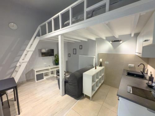 Apartament z Antresolą i Prywatnym Patio