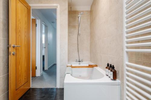 Un baño con lavabo blanco y ducha en Modern Hove Home close to Brighton Beach with FREE PARKING, en Brighton & Hove