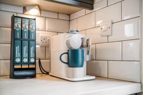 a coffee maker sitting on a counter in a kitchen at Modern Hove Home close to Brighton Beach with FREE PARKING in Brighton & Hove