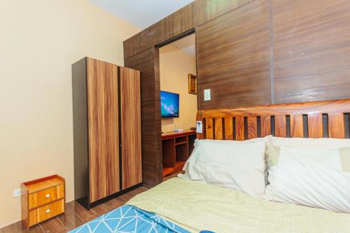 Giường trong phòng chung tại AIR Residence Wondeful Condo Ayala Ave 1703 Central Makati Swim Gym