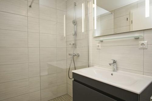 Phòng tắm tại Rex Rugia FeWo17-5 mit Schwimmbad und Saunanutzung im AHOI-Erlebnisbad Sellin