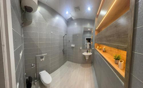 ein Badezimmer mit Toilette und Waschbecken in der Unterkunft فيلا ايمان in Ta'if