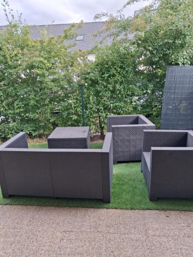 un groupe de bancs assis sur l'herbe dans l'établissement Maison 2 chambres proche circuit, à Changé