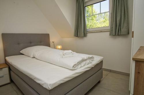 En eller flere senge i et værelse på Rex Rugia FeWo17-6 mit Schwimmbad und Saunanutzung im AHOI-Erlebnisbad Sellin