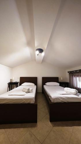 two beds in a room with at Casa Dikella in Mesimvría