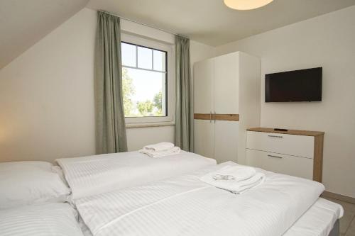 En eller flere senge i et værelse på Rex Rugia FeWo17-8 mit Schwimmbad und Saunanutzung im AHOI-Erlebnisbad Sellin