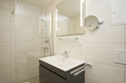 Et badeværelse på Rex Rugia FeWo17-8 mit Schwimmbad und Saunanutzung im AHOI-Erlebnisbad Sellin