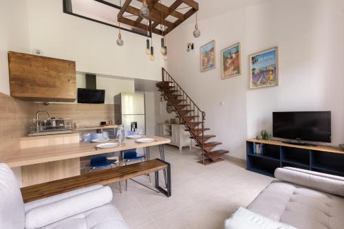 un salon avec un canapé et une table dans l'établissement Le Duplex des Ocres - 2 bedrooms - Air conditioning - WiFi, à Apt