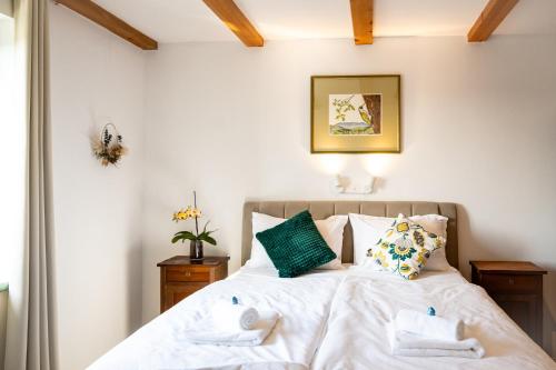 Ένα ή περισσότερα κρεβάτια σε δωμάτιο στο Rooms&Vinery Bregovi - Sobe in vinska klet Bregovi