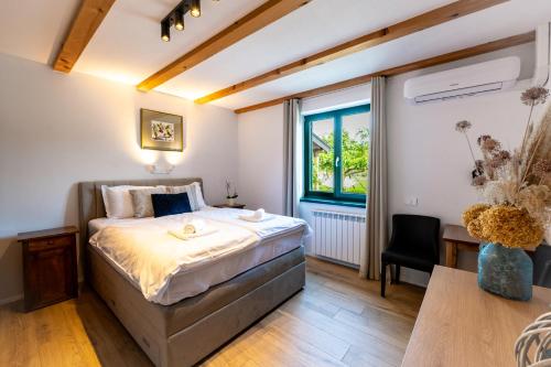 Ένα ή περισσότερα κρεβάτια σε δωμάτιο στο Rooms&Vinery Bregovi - Sobe in vinska klet Bregovi