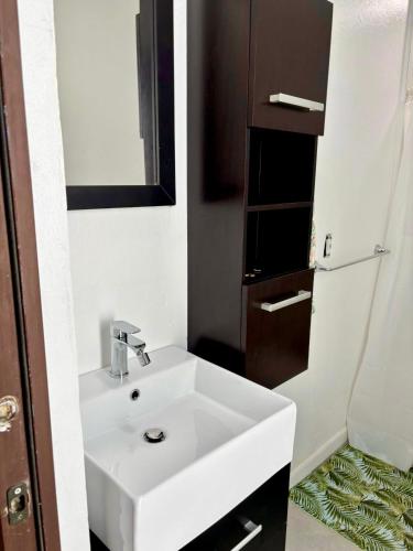 Koupelna v ubytování Modern Oceanfront Apartment