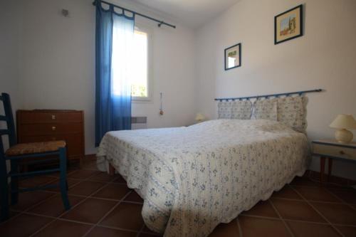 une chambre avec un lit, une chaise et une fenêtre dans l'établissement La maison de Noelle, à Vaison-la-Romaine