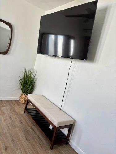 TV a/nebo společenská místnost v ubytování Modern Oceanfront Apartment