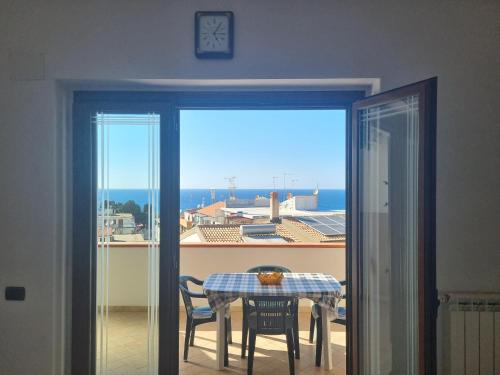 Camera con tavolo e vista sull'oceano di Villa Eugenia a Tropea