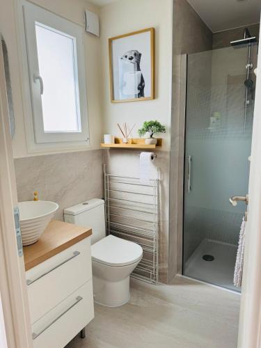 une salle de bain avec toilettes et douche en verre dans l'établissement Logement avec terrasse, à Mimizan