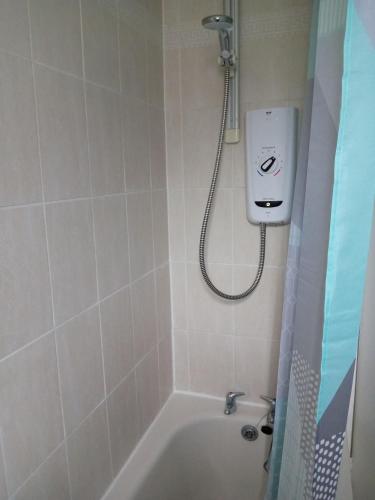 a bathroom with a shower and a bath tub at Pokój 1osobowy in Moffat