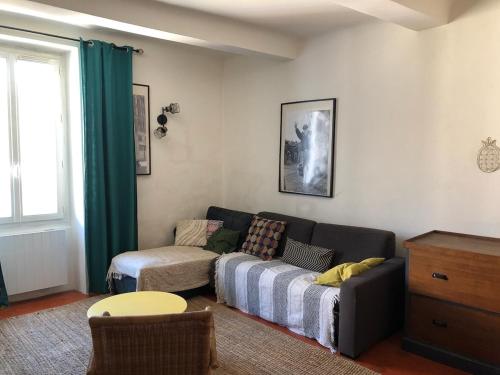 un salon avec un canapé et une chaise dans l'établissement Magnifique maison sur la montagne de Lure, à Saint-Étienne-les-Orgues