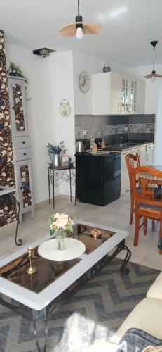 un salon avec une table et une cuisine dans l'établissement chez Sandrine, à La Gacilly