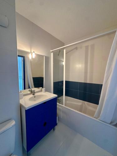 une salle de bain avec un lavabo, une baignoire et des toilettes dans l'établissement Joli studio avec balcon vue mer à Saint-Florent, à La Celle-sous-Gouzon