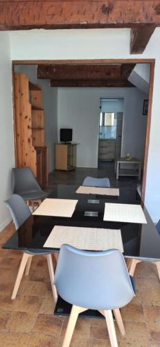 une pièce avec quatre chaises et une table et une pièce avec une table dans l'établissement Amélia, à Marseille