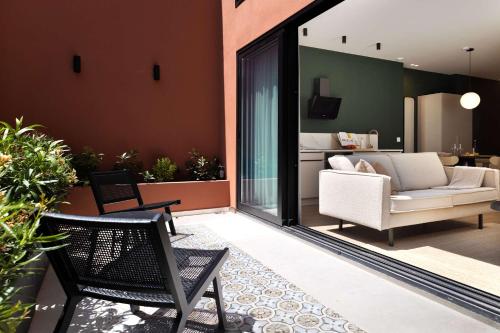 una sala de estar con un sofá y una silla en SariStays Valencia Modern & O, en Valencia
