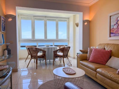 ein Wohnzimmer mit Tisch und Couch in der Unterkunft Gemütliches Apartment mit tollem Meerblick in Arguineguín