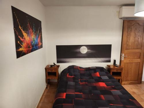 une chambre avec un lit et un tableau au mur dans l'établissement Deux pièces tout confort Monacia d'Aullène, à Monacia-dʼAullène