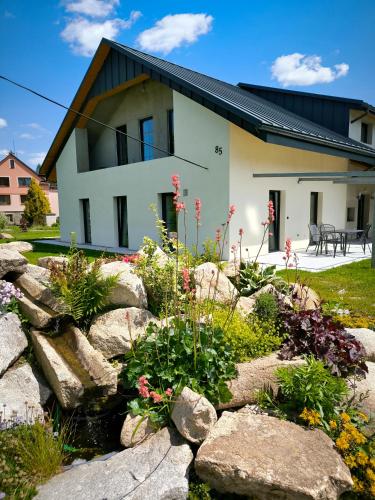 una casa con un jardín de rocas delante de ella en Pod Kovárnou, en Stará Červená Voda