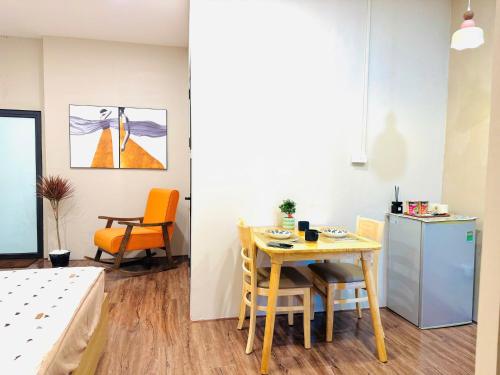 a small room with a table and a kitchen at SuGar Homestay in Hanoi