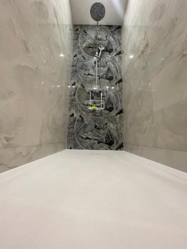 瓦伦西亚Lounge garden sea relax的一间设有石墙和吊灯的房间