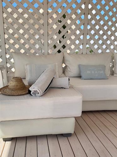 Un lugar para sentarse en Riad ALBAYDA Suite-terrasse piscine