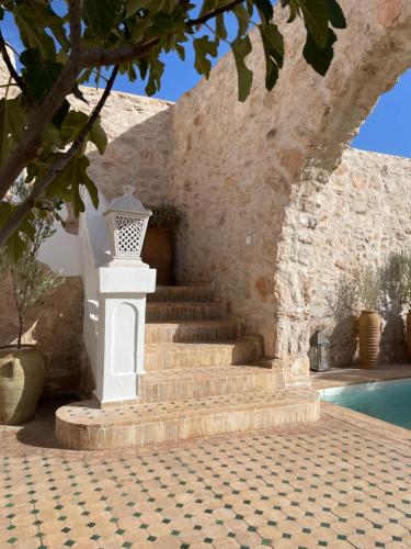 La alberca dentro o cerca de Riad ALBAYDA Suite-terrasse piscine