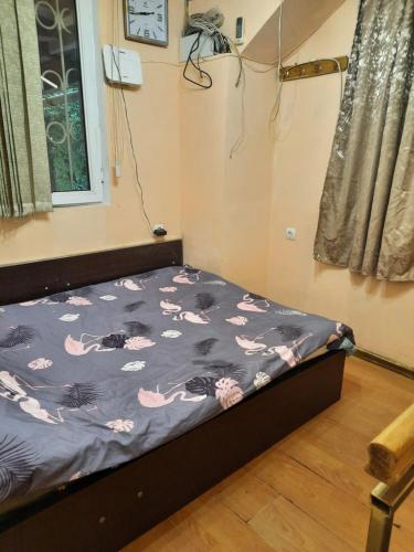 un lit dans une chambre avec un drap avec des chats dessus dans l'établissement kaskad, à Aghk'ilisa