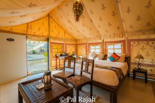 Postel nebo postele na pokoji v ubytování Pal Rajah Desert Camp