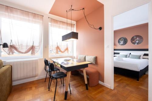 une chambre avec un bureau et une chambre avec un lit dans l'établissement Chez Mona L Hyper centre Lens 1 ch, à Lens