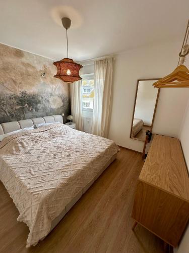 een slaapkamer met een groot bed en een spiegel bij Mosel Solea Boutique Apartment in Klüsserath