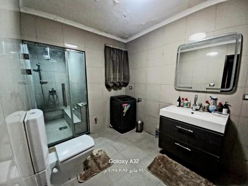 Ванная комната в شقة مفروشة في ارقي منطقة بالجيزة في قلب المناطق السياحية والجامعات وجميع الخدمات