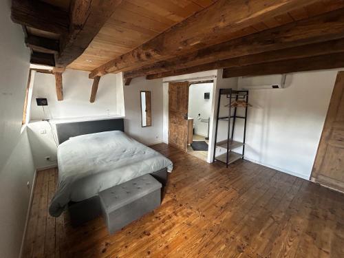 Ένα ή περισσότερα κρεβάτια σε δωμάτιο στο Petite maison de village