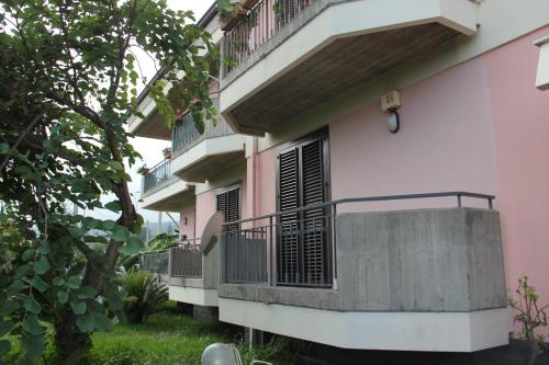 an apartment building with balconies and a courtyard at aranceto dell'Etna in Mascali