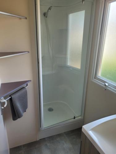 Koupelna v ubytování mobile home climatisé, 3 chambres