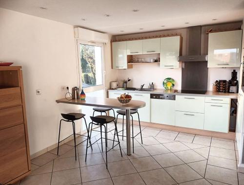 T3 vue mer, 2 chambres, piscine, terrasse, parking public gratuit à 150m