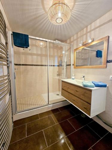 une salle de bain avec douche et lavabo dans l'établissement La Parenthèse Normande, Location maison avec jardin, à Merville-Franceville-Plage