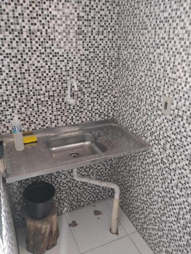 a bathroom with a sink in a tiled wall at Loft ZN Natal próx Norte Shopping Genipabu in Natal