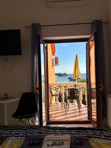 Sea ROOM 1- Small