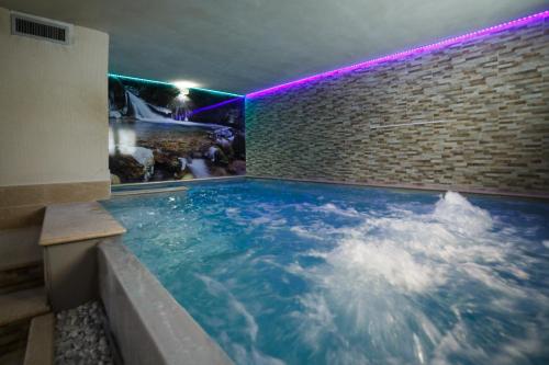 una gran piscina cubierta con una pared de ladrillo en Olympic regina hotel, en Pinzolo