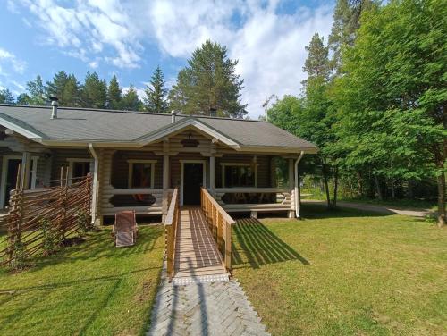 Cabaña de madera con porche y patio en Kolilla oy, Purnutar A, en Kolinkylä