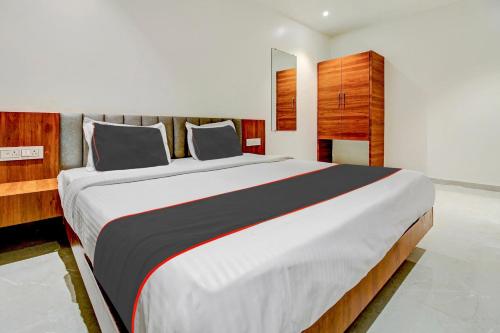 浦那Hotel O Haveli Executive的房间里有一张大床的卧室