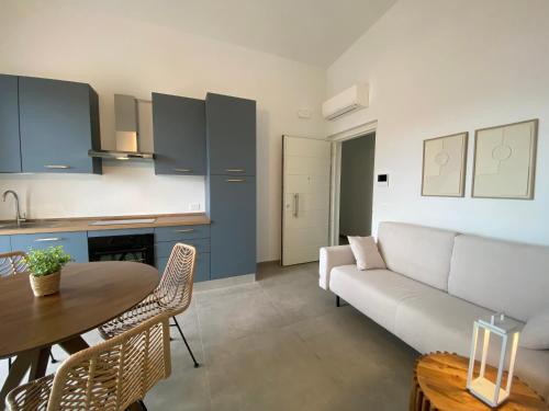 una sala de estar con un sofá y una mesa en Santa Fe Rooftop Luxury Apartments, en Tortoreto Lido