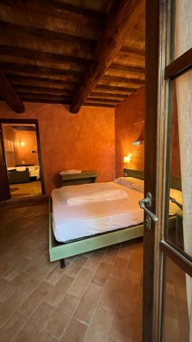 a bedroom with a bed in a room at Agriturismo Monte Gusciani in Massa Marittima