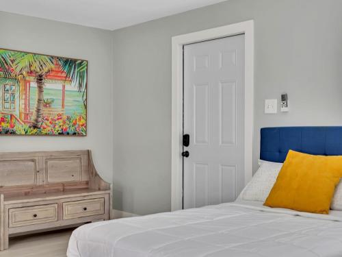 a bedroom with a bed and a painting on the wall at Beachside 1BR Apt – Steps to Hollywood Dania in Dania Beach